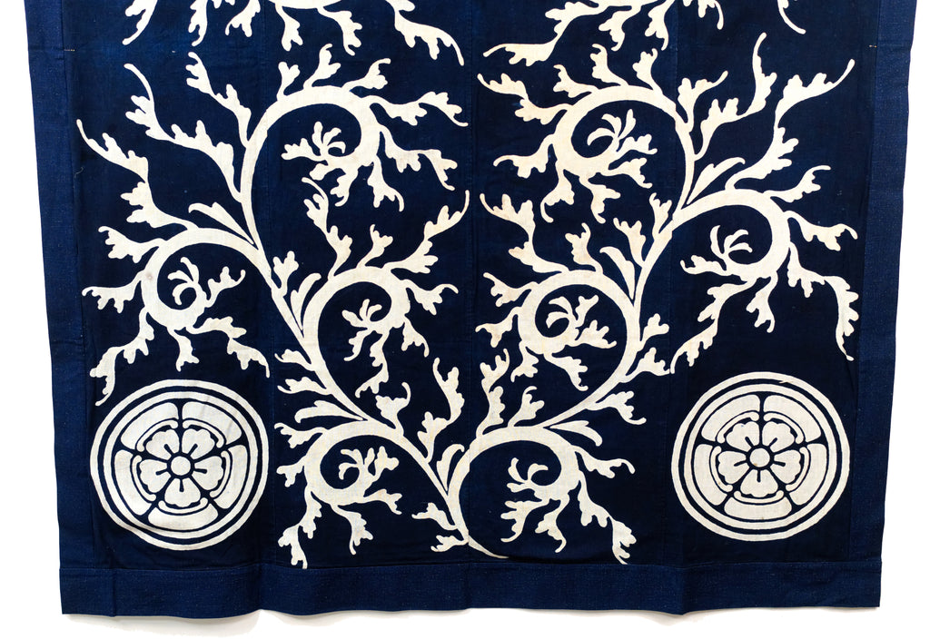 Tsutsugaki Futon - Mon and climbing vine