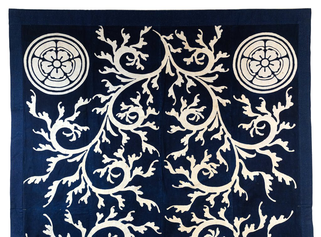 Tsutsugaki Futon - Mon and climbing vine